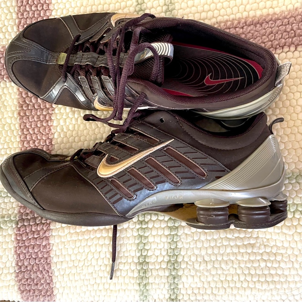 Women’s Nike Shox 9.5 Brown and grey, pre owned good condition
